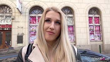 Худенькая блондинка просто обожает ебаться раком на порно кастинге